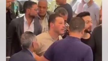 حمادة هلال ينهار بالبكاء أثناء صلاة الجنازة على هاني شاكر حمادة هلال ينهار بالبكاء أثناء صلاة الجنازة على هاني شاكر