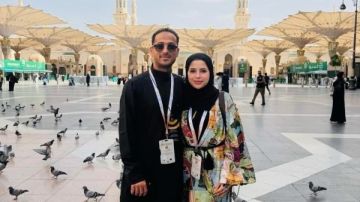 وليد سليمان يؤدي مناسك الحج مع زوجته وليد سليمان يؤدي مناسك الحج مع زوجته