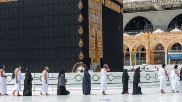 ما هو الرمل الذي يتم أثناء الطواف؟.. طريقة في المشي يستحب فعلها