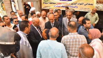 محافظ أسيوط يمنح وحدة سكنية لسيدة.. ما قصتها؟ محافظ أسيوط يمنح وحدة سكنية لسيدة.. ما قصتها؟