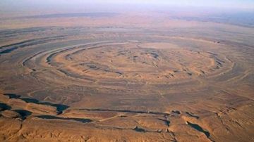 50 كيلومترا من الغموض.. عين الصحراء تثير دهشة العلماء من جديد 50 كيلومترا من الغموض.. عين الصحراء تثير دهشة العلماء من جديد