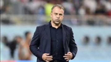 دقيقة حداد وشارات سوداء في الكلاسيكو.. برشلونة وريال مدريد ينعيان والد هانز فليك