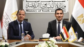 وزير الرياضة يعقد اجتماعا موسعا مع مسئولي شركة استادات وزير الرياضة يعقد اجتماعا موسعا مع مسئولي شركة استادات