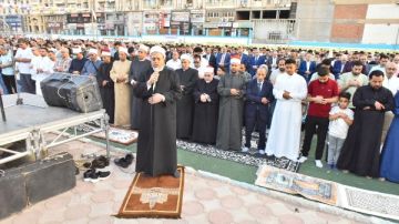 محافظ أسيوط يؤدي صلاة عيد الأضحى بساحة أرض الملاعب محافظ أسيوط يؤدي صلاة عيد الأضحى بساحة أرض الملاعب