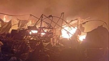 احتراق عدد من خيام النازحين جراء قصف إسرائيلي بغزة احتراق عدد من خيام النازحين جراء قصف إسرائيلي بغزة