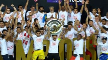 عمر جابر تسلم الدرع .. مراسم تتويج نادي الزمالك بلقب الدوري