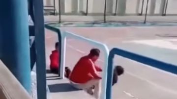 أب يتعدى بالضرب على نجله أثناء الرؤية بنادي بدمياط أب يتعدى بالضرب على نجله أثناء الرؤية بنادي بدمياط