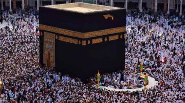 ماذا يفعل مريض السلس عند الطواف؟ الإفتاء تجيب