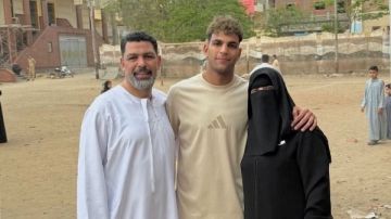 بالجلباب الأبيض .. محمد السيد يحتفل بعيد الأضحى وسط عائلته