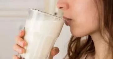 هل شرب الحليب يهدئ حرقة المعدة أم يسبب زيادة الحموضة؟ هل شرب الحليب يهدئ حرقة المعدة أم يسبب زيادة الحموضة؟