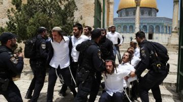اعتقال 13 مستوطنا حاولوا أداء طقوس دينية داخل المسجد الأقصى اعتقال 13 مستوطنا حاولوا أداء طقوس دينية داخل المسجد الأقصى