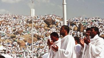 حجاج بيت الله الحرام ينفرون إلى المزدلفة بعد وقفة عرفات حجاج بيت الله الحرام ينفرون إلى المزدلفة بعد وقفة عرفات