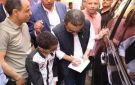 ربنا يوفقك ويكرمك.. محافظ المنوفية يوقع أوتوجراف لطالب خلال زيارته للشهداء