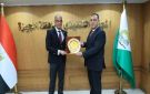 محافظ الجيزة يكرم رئيس مركز ومدينة كرداسة والمشرف على إدارة التخطيط لبلوغهما السن القانونية