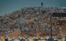 الحجاج يقفون بعرفة لأداء ركن الحج الأعظم