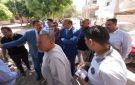 محافظ أسيوط يصطحب مواطنا بسيارته لموقع شكواه.. ويحيل رئيس قرية بالقوصية للتحقيق - eg