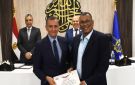 محافظ أسوان يكرم مدير الإتصال السياسى السابق تقديرا لعطائه الوظيفى