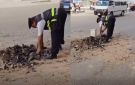 تصرف إنساني لافت.. شرطي مرور يزيل الأسفلت المتكسر من الطريق لتيسير حركة المواطنين