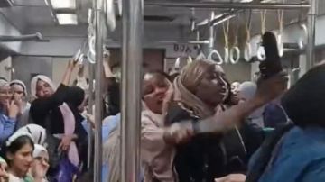 خناقة الشبشب في مترو الأنفاق.. فيديو سيدتين سودانيتين يثير ضجة واسعة خناقة الشبشب في مترو الأنفاق.. فيديو سيدتين سودانيتين يثير ضجة واسعة