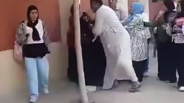 فيديو اعتداء أولياء أمور على مدرسة بسبب الغش يثير الجدل..ما القصة؟