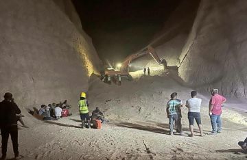 مصرع 3 بسبب انهيار جزء من الجبل في محجر بالسويس صور مصرع 3 بسبب انهيار جزء من الجبل في محجر بالسويس صور