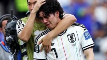 حزن ودموع نجوم الساموراي بعد الخسارة أمام البرازيل 2-1 حزن ودموع نجوم الساموراي بعد الخسارة أمام البرازيل 2-1