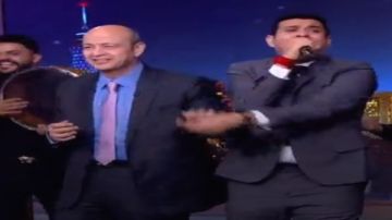 عم المجال كله.. عمرو أديب يرقص مع محمود الليثي على الهواء عم المجال كله.. عمرو أديب يرقص مع محمود الليثي على الهواء