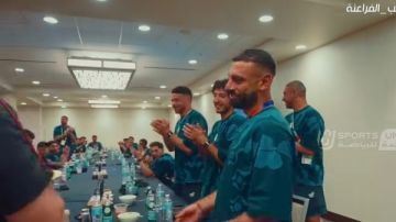 شاهد.. منتخب مصر يحتفل بعيد ميلاد محمد صلاح شاهد.. منتخب مصر يحتفل بعيد ميلاد محمد صلاح