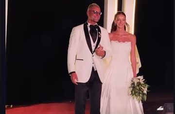 تامر هجرس يحتفل بزفاف ابنته تمارا بحضور الأهل والأصدقاء تامر هجرس يحتفل بزفاف ابنته تمارا بحضور الأهل والأصدقاء