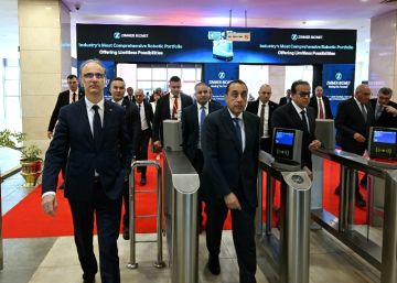 رئيس الوزراء يتفقد المعرض الطبي الإفريقي الخامس رئيس الوزراء يتفقد المعرض الطبي الإفريقي الخامس