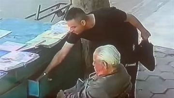عاجل استغل نومه وأخذ كل أمواله.. شاب يسرق بائع جرائد مسنا في حلوان ويثير غضبا على السوشيال ميديا عاجل استغل نومه وأخذ كل أمواله.. شاب يسرق بائع جرائد مسنا في حلوان ويثير غضبا على السوشيال ميديا