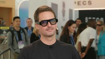 بديل الهواتف الذكية.. سناب تطلق رسميا نظارة الواقع المعزز الثورية Spectacles لعام 2026 بديل الهواتف الذكية.. سناب تطلق رسميا نظارة الواقع المعزز الثورية Spectacles لعام 2026