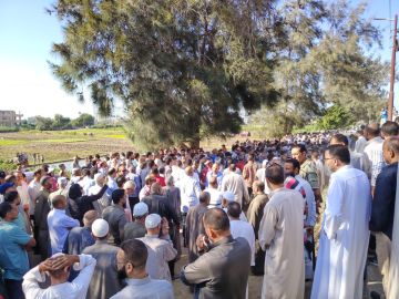 الآلاف من المحبين في الوداع الأخير لعبدالعزيز مخيون الآلاف من المحبين في الوداع الأخير لعبدالعزيز مخيون