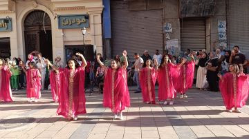 بعروض الفلكلور وورش ومسابقات للأطفال.. الثقافة تنشر البهجة بين جماهير الثغر في شارع الفن