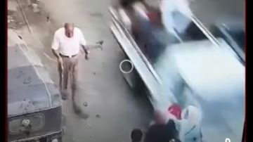 مأساة على الطريق .. سائق متهور يدهــ.ـس صغيـــرة أثناء سيرها مع والدتها مأساة على الطريق .. سائق متهور يدهــ.ـس صغيـــرة أثناء سيرها مع والدتها