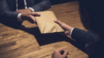 اعترافات مثيرة في قضية رشوة وزارة البيئة.. متهم يكشف تحويلات مالية مقابل إسناد أعمال صيانة السيارات اعترافات مثيرة في قضية رشوة وزارة البيئة.. متهم يكشف تحويلات مالية مقابل إسناد أعمال صيانة السيارات