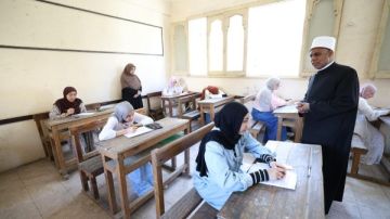اليوم.. طلاب الأدبي بالثانوية الأزهرية يؤدون الامتحان في مادة الفقه اليوم.. طلاب الأدبي بالثانوية الأزهرية يؤدون الامتحان في مادة الفقه