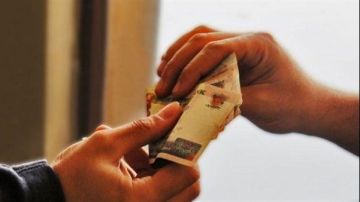 دار الإفتاء تحسم الجدل حول عمولة السمسرة.. وتؤكد: جائزة بشرط دار الإفتاء تحسم الجدل حول عمولة السمسرة.. وتؤكد: جائزة بشرط