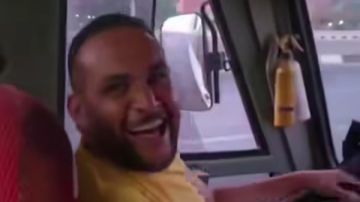 مشهد صادم على دائري المنيب وتهديد بالموت .. سائق تريلا يرقص أثناء القيادة مشهد صادم على دائري المنيب وتهديد بالموت .. سائق تريلا يرقص أثناء القيادة
