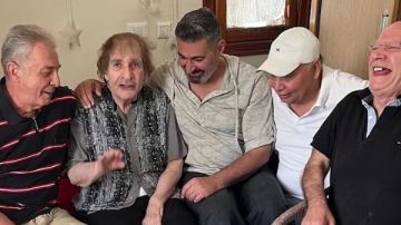 رسالة وفاء ودعم.. محمود حميدة وياسر جلال يزوران محيي إسماعيل في دار رعاية الفنانين