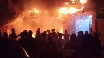 دون إصابات .. السيطرة على حريق التهم محلا تجاريا في المنيا دون إصابات .. السيطرة على حريق التهم محلا تجاريا في المنيا