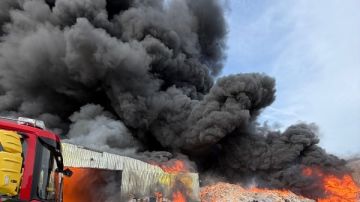 السماء تحولت للأسود.. حريق هائل في منشأة لإعادة تدوير النفايات في بريطانيا