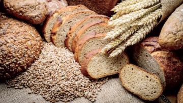 امنعوا الفينو.. طريقة عمل عيش الحبة الكاملة في البيت امنعوا الفينو.. طريقة عمل عيش الحبة الكاملة في البيت