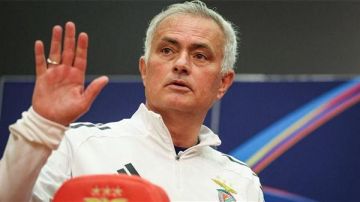 ريال مدريد يعلن رسميا تعيين مورينيو مدربا للفريق حتى 2029 ريال مدريد يعلن رسميا تعيين مورينيو مدربا للفريق حتى 2029