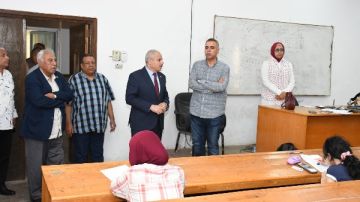 رئيس جامعة قناة السويس يتفقد امتحانات الهندسة ويرصد 5 حالات غش رئيس جامعة قناة السويس يتفقد امتحانات الهندسة ويرصد 5 حالات غش