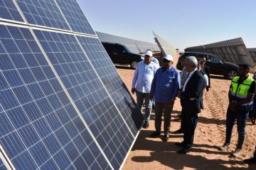 بقدرة 1465 ميجاوات.. وزير الكهرباء والطاقة المتجددة يتفقد مجمع بنبان للطاقة الشمسية صور بقدرة 1465 ميجاوات.. وزير الكهرباء والطاقة المتجددة يتفقد مجمع بنبان للطاقة الشمسية صور