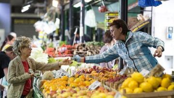 حكم الاحتكار وتضليل البائعين في أسعار السلع.. الإفتاء ترد حكم الاحتكار وتضليل البائعين في أسعار السلع.. الإفتاء ترد