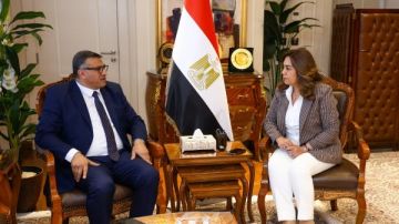 وزيرة التنمية المحلية والبيئة تتابع مع محافظ قنا المشروعات الخدمية بالمحافظة وزيرة التنمية المحلية والبيئة تتابع مع محافظ قنا المشروعات الخدمية بالمحافظة