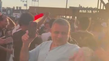 جنوب سيناء تحتفل بثلاثية الفراعنة.. فرحة جماهيرية تجتاح الشوارع والشواطئ جنوب سيناء تحتفل بثلاثية الفراعنة.. فرحة جماهيرية تجتاح الشوارع والشواطئ