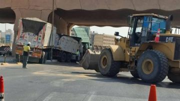 اصطدام سيارة نقل بكوبري الرماية الجديد في الهرم شاهد اصطدام سيارة نقل بكوبري الرماية الجديد في الهرم شاهد